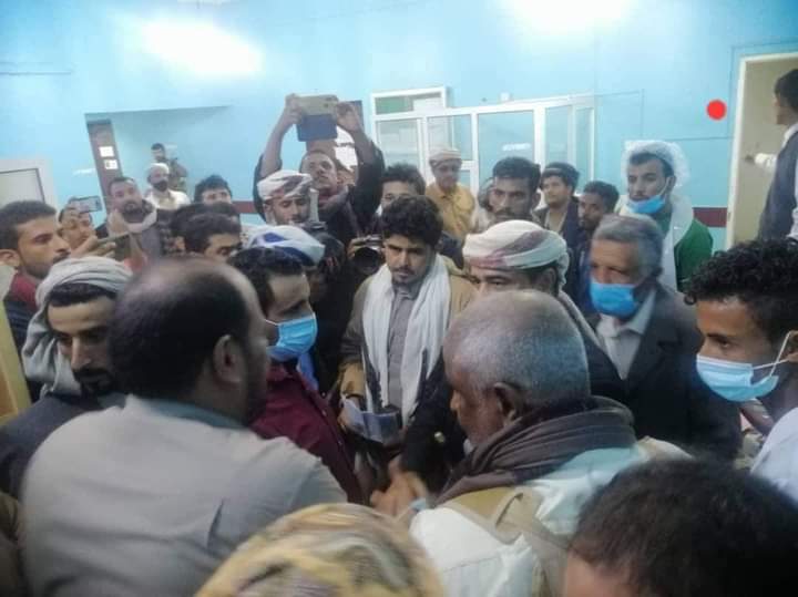 ماذا يفعل محافظ شبوة بن الوزير في مستشفى عتق (صورة)