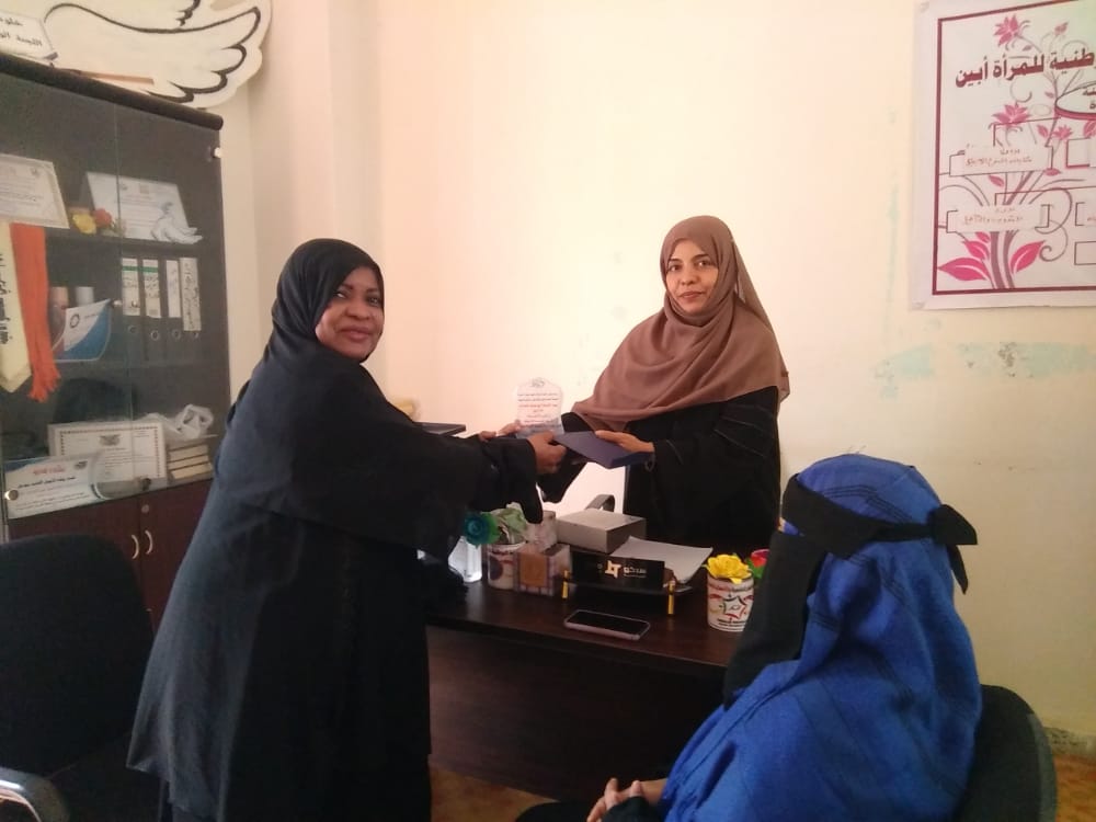 اللجنة الوطنية للمرأة م/ ابين تكرم مدير عام الادارة العامة لتنمية المرأة بالمحافظة .