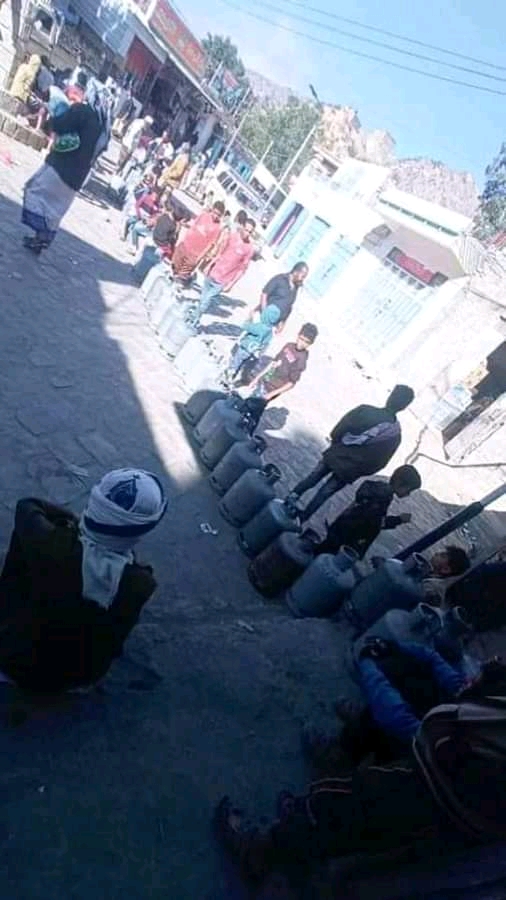 وسط صمت رسمي مريب.. أزمة الغاز المنزلي تخنق أهالي سرار بيافع