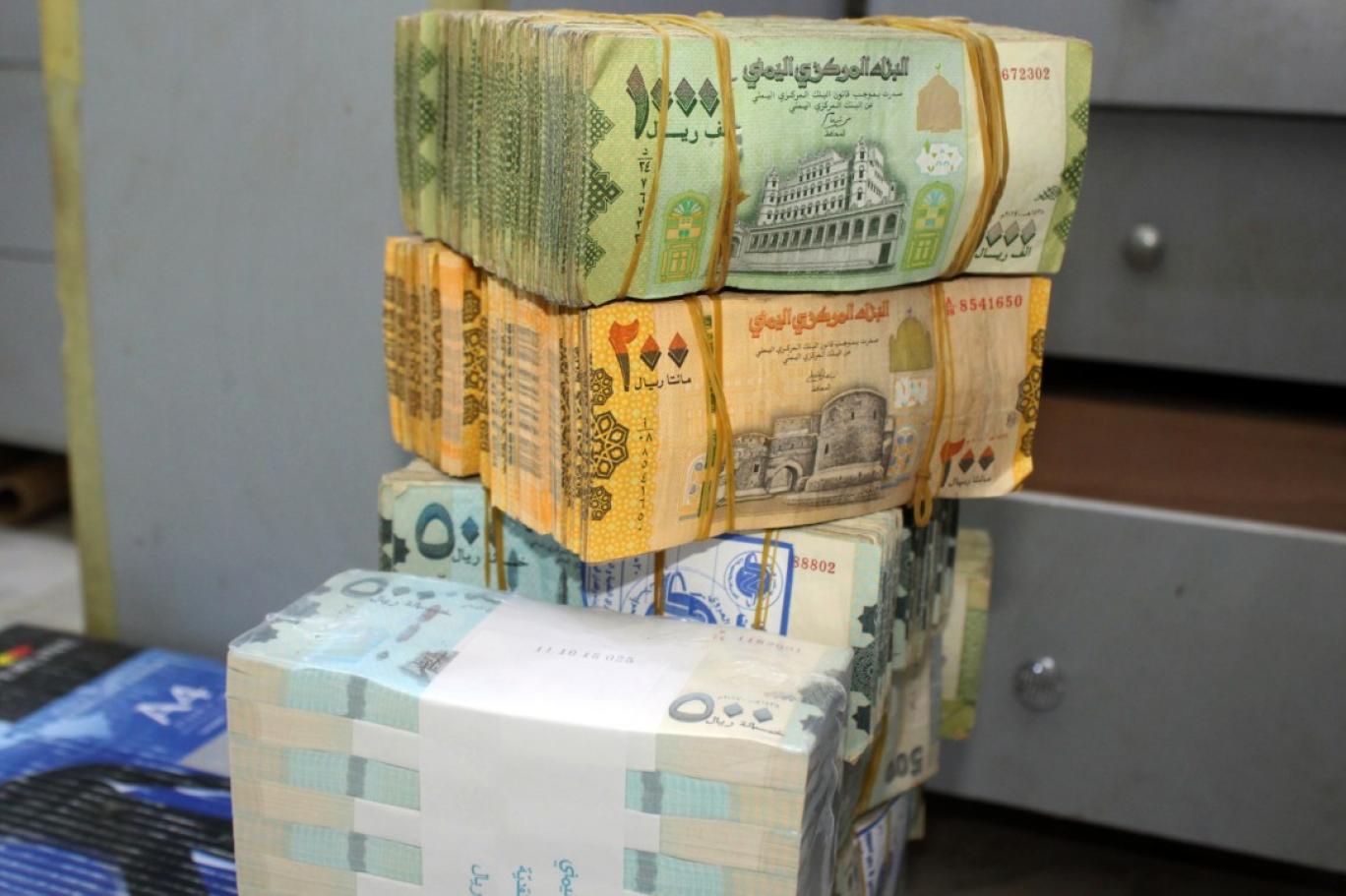 قناة المسيرة التابعة للحوثيين : هذا هو الحل الوحيد لصرف المرتبات 
