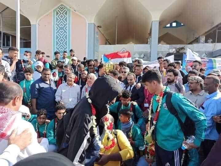 عاجل: أول صورة للمنتخب الوطني للناشئين عقب وصوله مطار عدن الدولي