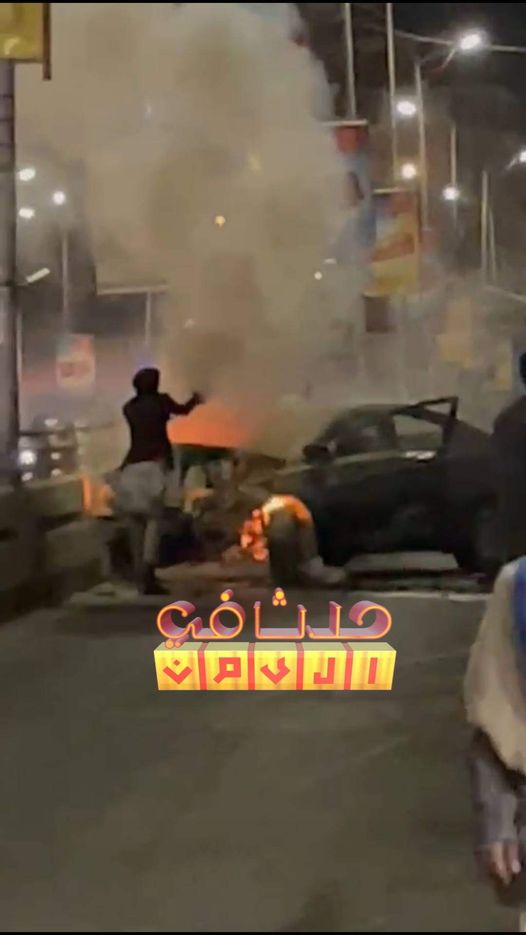 احتراق سيارة بعد اصطدامها بجسر في صنعاء “صورة”