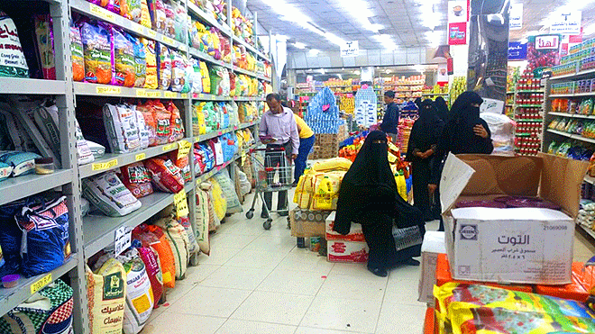 ارتفاع كبير في أسعار السلع الغذائية عقب تدهور الريال اليمني بعدن