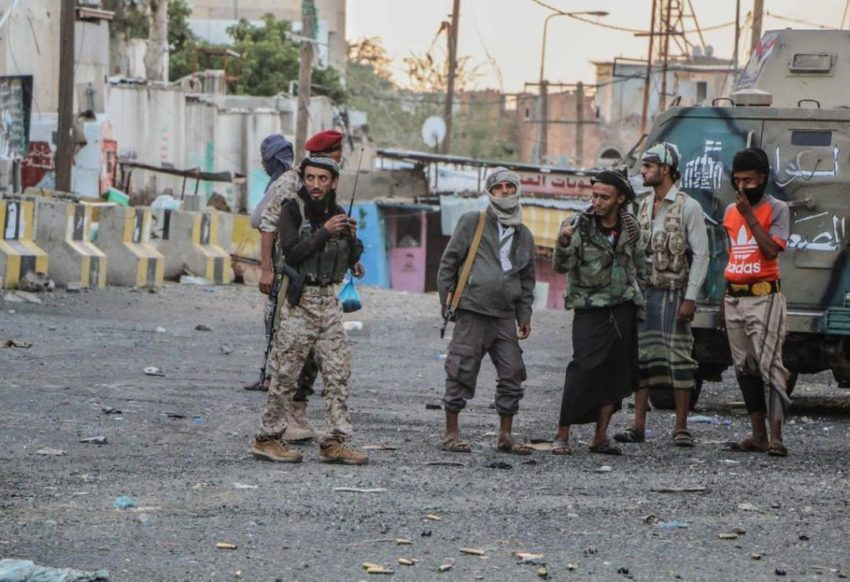 اصابة 5 أشخاص في اشتباكات بين مسلحين وجنود بتعز