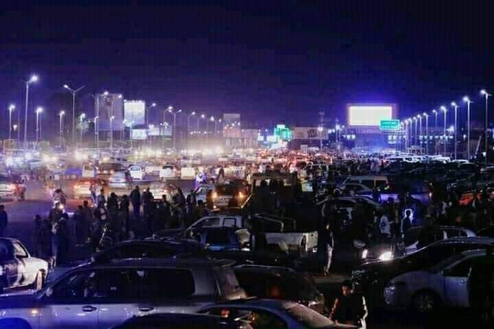 شاهد : احتشاد جماهيري غير مسبوق خلال هذه اللحظات في ميدان السبعين بالعاصمة صنعاء