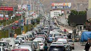 أزمة مشتقات نفطية خانقة ومئات المواطنين يصطفون في طوابير كبيرة في العاصمة صنعاء
