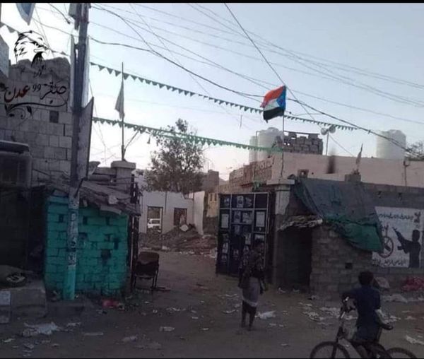 هذا هو العلم الذي رفع فوق إدارة الأمن في بيحان قبل قليل “صورة”