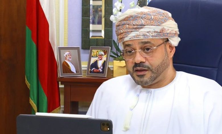 وزير الخارجية العماني يكشف عن موقف بلاده من تصنيف الحوثيين جماعة إرهابية