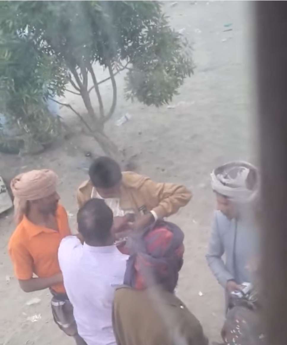 شاهد عمليات فساد وتقطع على المواطنين من قبل نقاط الانتقالي على مداخل عدن ” فيديو “