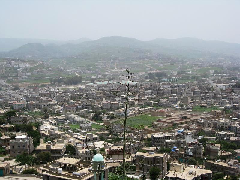 خلافات بين مسلحين تنتهي بقتيل وجريح في محافظة إب