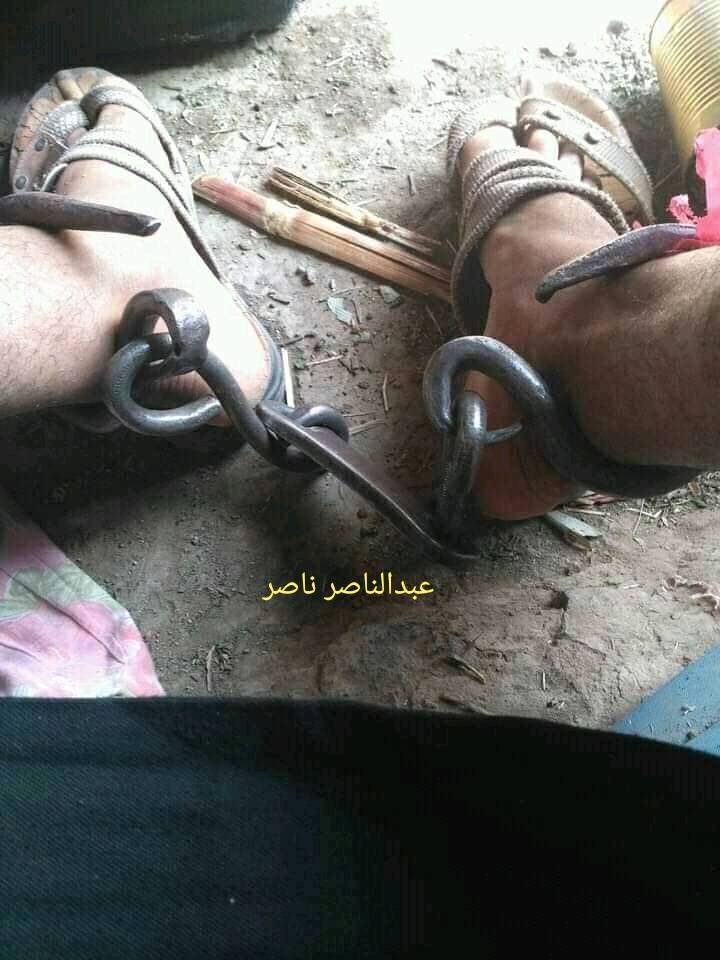 شيخ قبلي يكبل مواطنا بالسلاسل كالعصور الوسطى .  تعرف على تفاصيل القصة ” صور “