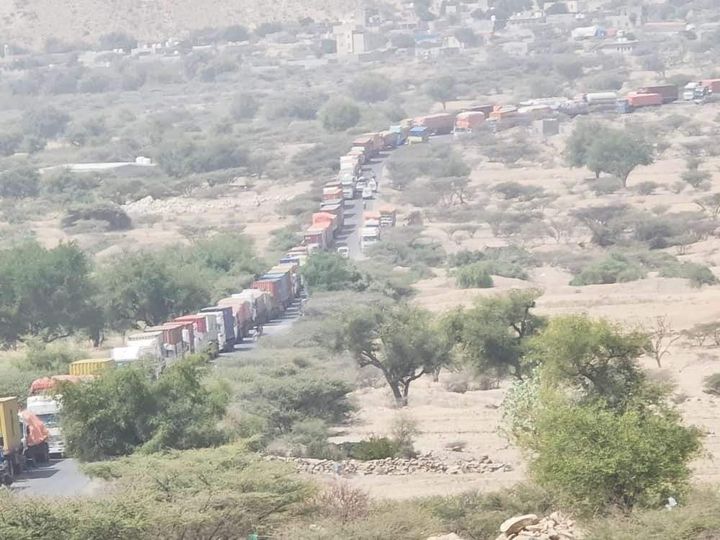 سائقو شاحنات نقل البضائع يهددون بالإضراب الكامل احتجاجا على تعسفات وجبايات الانتقالي “وثيقة”