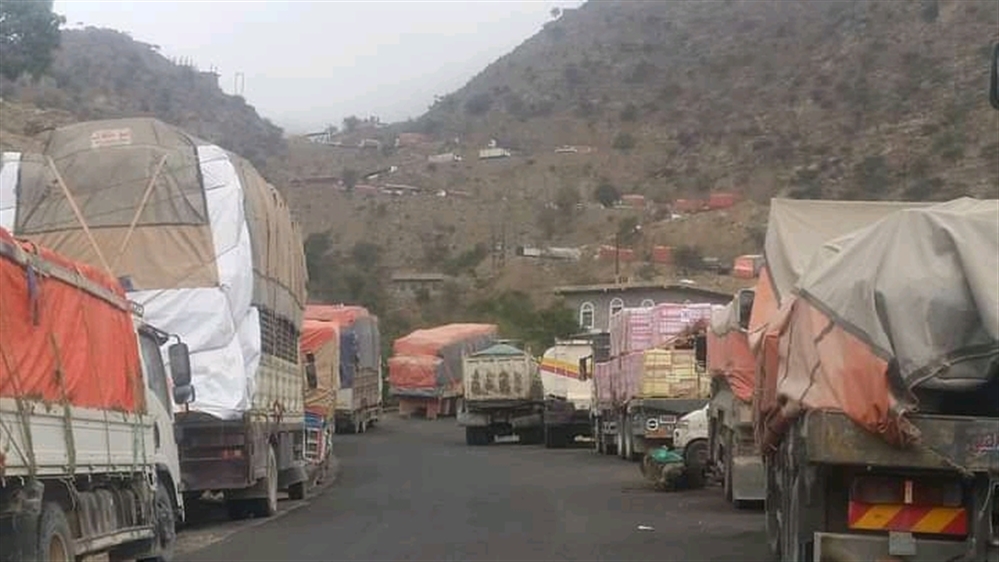 أربعة حوادث مرورية لشاحنات نقل البضائع تغلق الطريق الرئيسي بين عدن وتعز