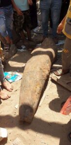 شاهد مواطنون يعثرون على مدفع حديدي قديم في العاصمة عدن