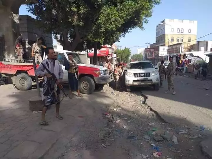 شاهد … العثور على جثة ” علي صالح ” داخل سيارة في محافظة تعز  ” صورة “