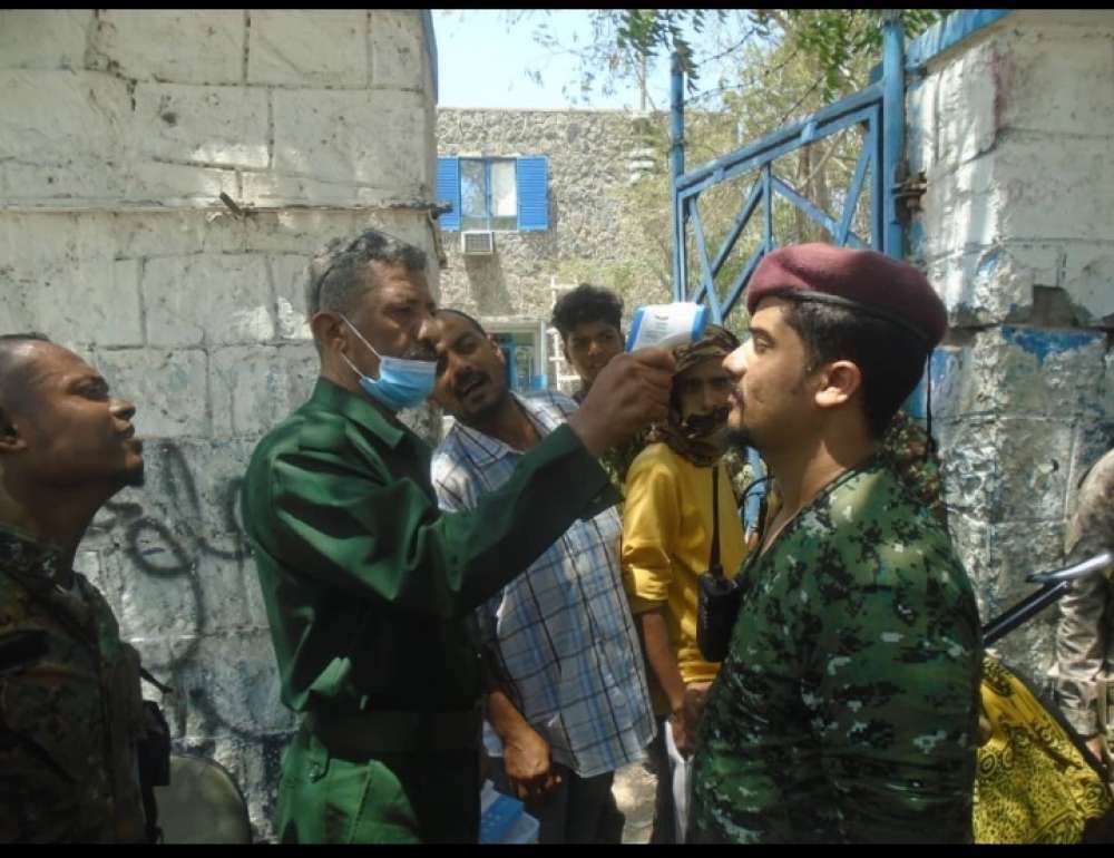 قوة عسكرية تعتقل مسؤول محلي في عدن