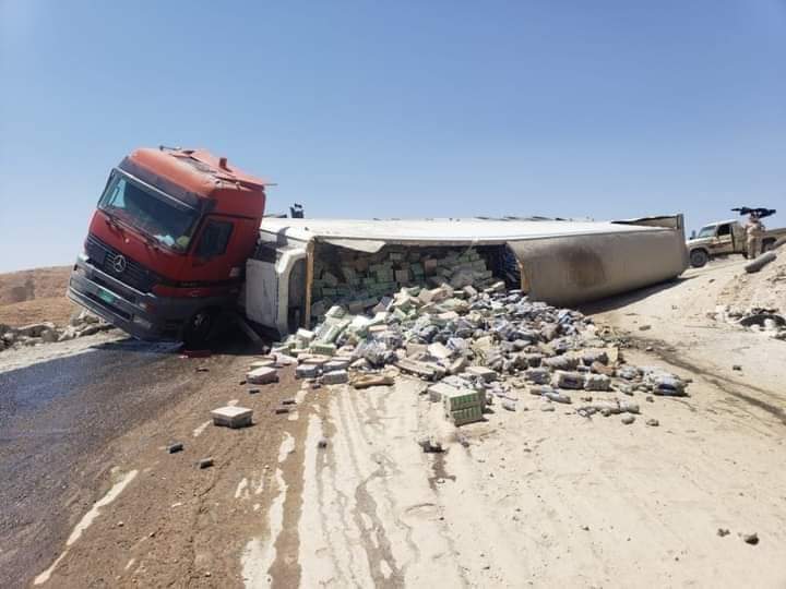 حادث مروري لحافلة نقل تحمل شحنة من ” البيبسي ” في نقيل  عشعش بحضرموت ” صور “