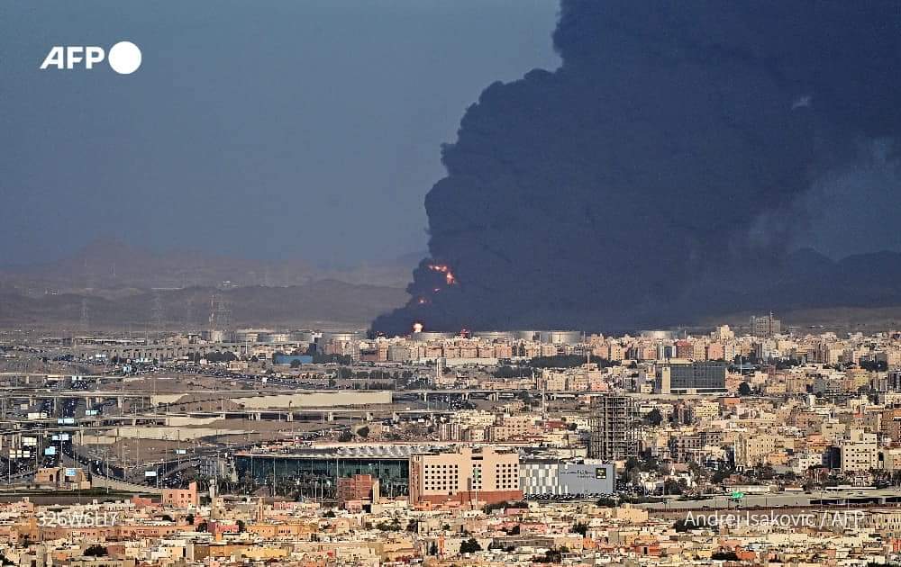 عقب الغارات على صنعاء.. قيادي حوثي بارز يلمح للسعودية بعواقب عدم استجابتها لمبادرة المشاط.. ماذا قال؟؟
