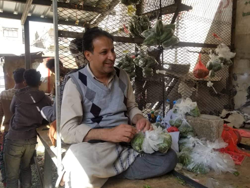 بعد انتشار صوره وهو يبيع القات .. مذيع الفضائية اليمنية صدام حسن يعلق .. ماذا قال ؟!