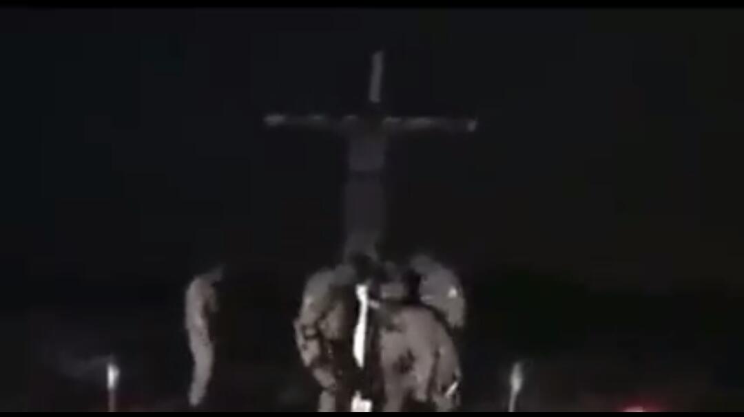شاهد:  مقطع خطير على طريقة داعش.. الأوكرانيون يصلبون جندي روسي