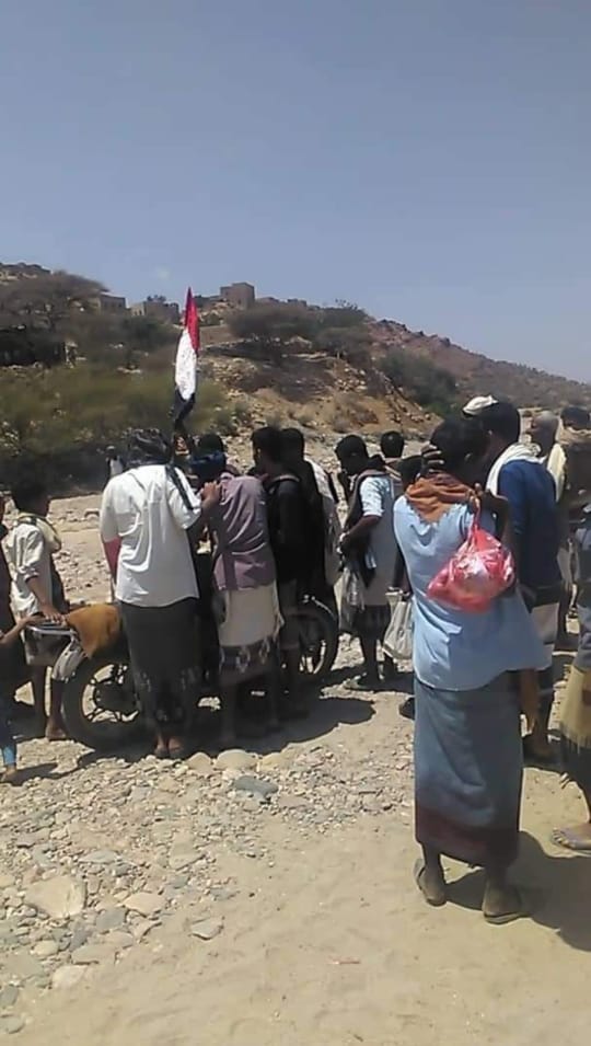 بعد فصلهم من كشوفات اللواء 120 مدفعية.. مجندون يرفعون علم الوحدة اليمنيه في منطقة الصبيحة