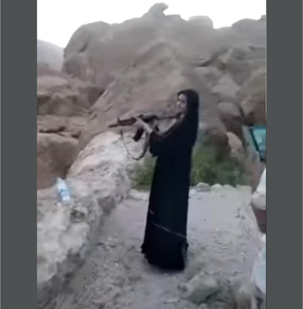 الاعلامية الاردنية سونيا الزغلول تظهر في معسكرات الانتقالي وتطلق الرصاص الحي “فيديو”