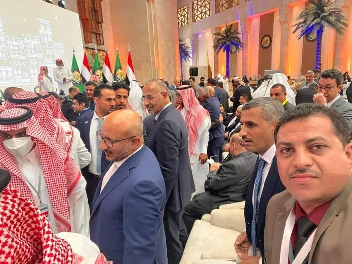 في حين يتمسك الزبيدي بمشاورات الرياض.. الصحفي صلاح السقلدي ينسحب ويكشف عن الأسباب