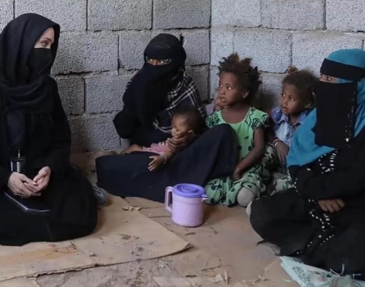 الممثلة الأمريكية ” أنجلينا جولي ” تغادر اليمن وتوجه هذه الدعوة
