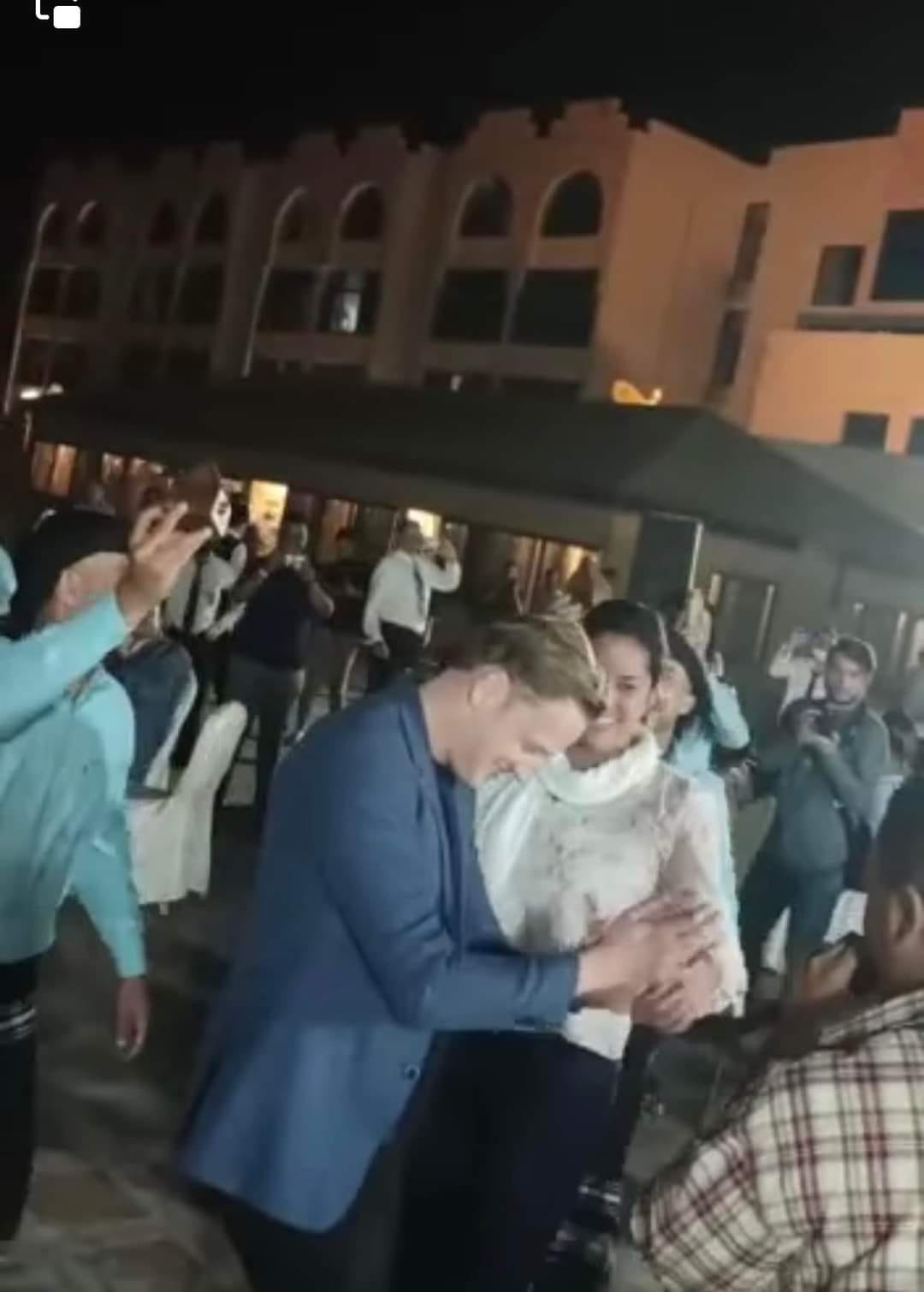السباحين الهولنديين فيري ويرتمان ورانومي كرومو يقيمان حفل خطوبتهما في عدن “فيديو”