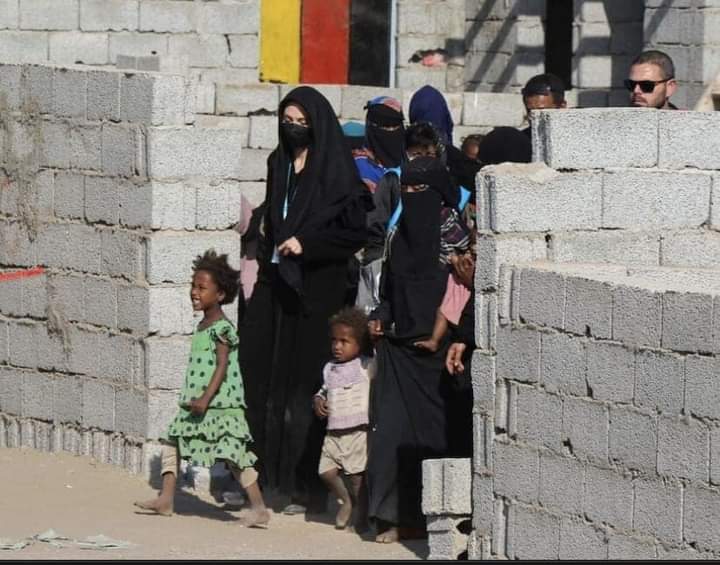 بالصور.. النجمة أنجلينا جولي ترتدي الحجاب عقب وصولها اليوم إلى العاصمة عدن