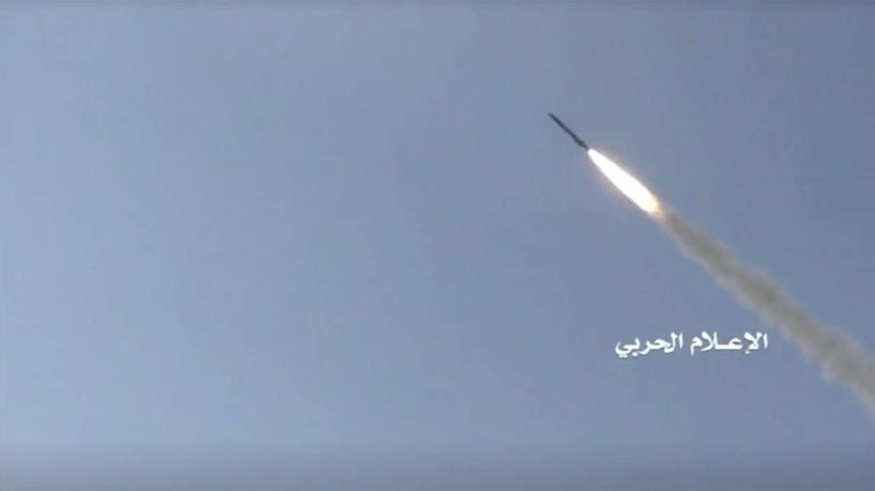 البحرية الأمريكية: الحوثيون أطلقوا صاروخ باليستي  على البحر الأحمر