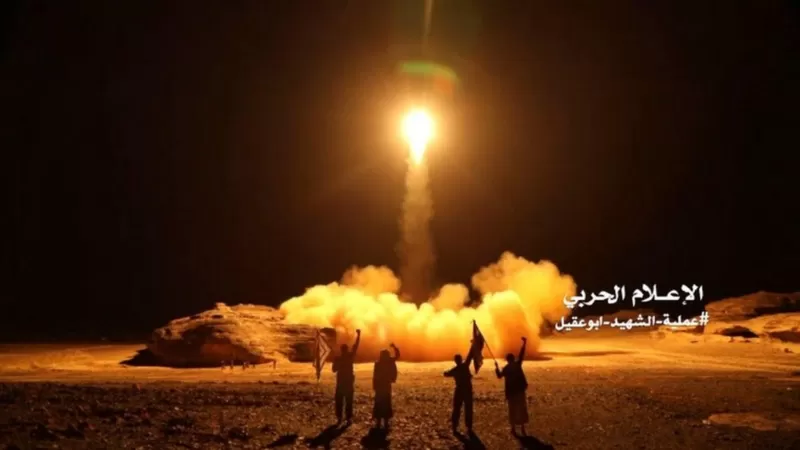 “نيويورك تايمز”: كيف تحوّل “أنصار الله” إلى دولة تملك صواريخ باليستية ومسيّرات؟