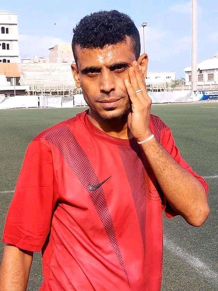 مدرب المنتخب اليمني للناشئين يصفع لأعب من فريق الخصم ويطرد من أرض الملعب ” صور “