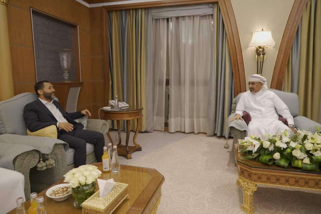 أول لقاء يجمع بين الأحمر وعيدروس الزبيدي “صورة”