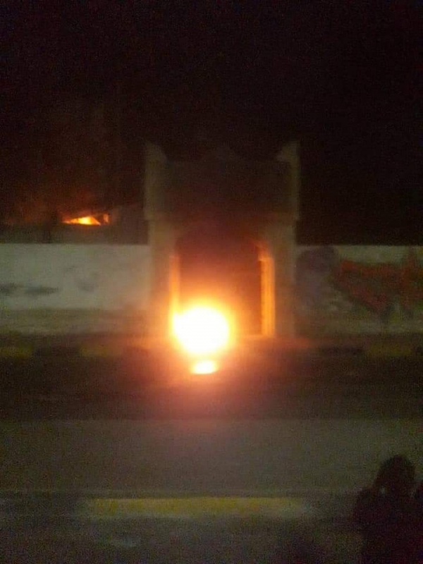 محتجون يحرقون بوابة إذاعة المكلا احتجاجا على استمرار انقطاع الكهرباء “صور”