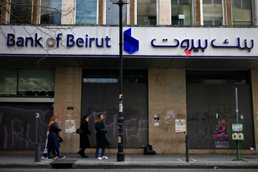 الحكومة اللبنانية تعلن إفلاس البلاد والمصرف المركزي