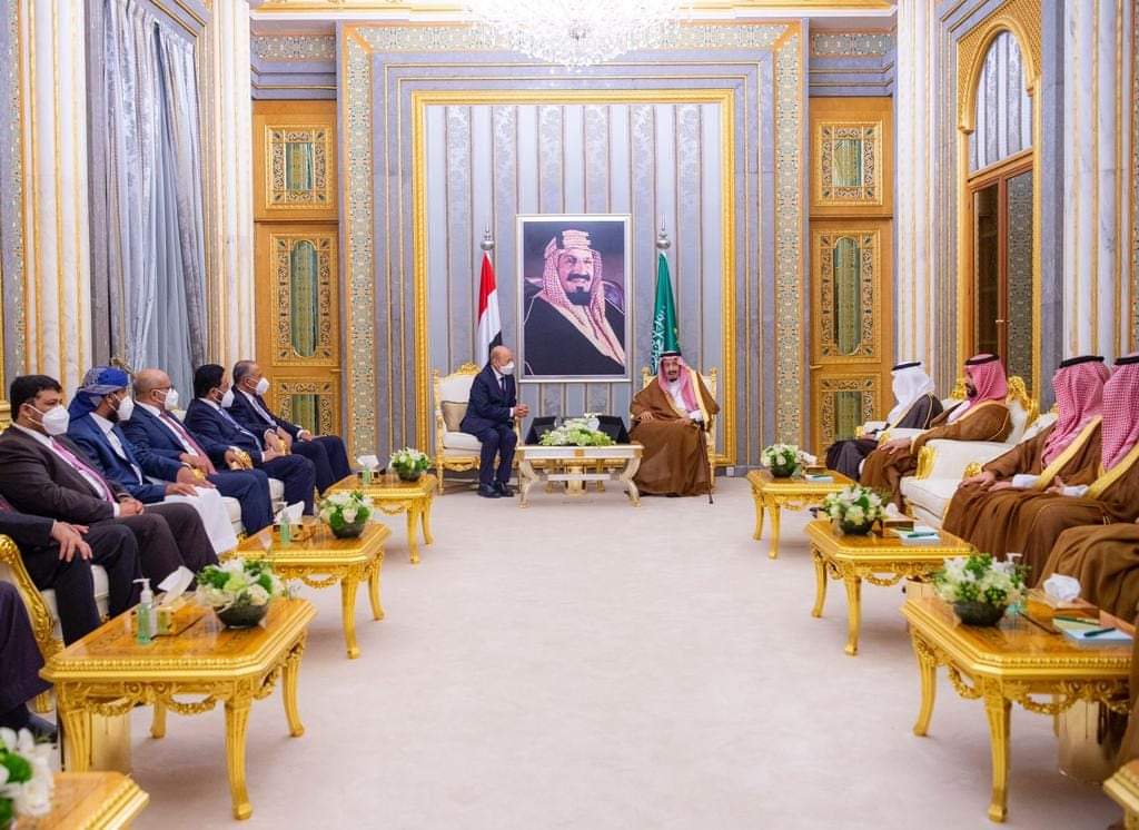 عاجل: رئيس وأعضاء مجلس القيادة الرئاسي يلتقون بالملك سلمان وولي عهده