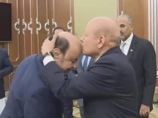 تفاصيل أول مكالمة هاتفية معلنة بين الرئيس السابق ” هادي ” ورئيس مجلس القيادة الرئاسي