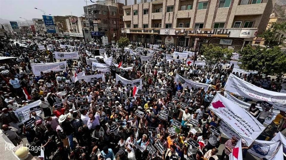 مسيرة حاشدة في تعز للمطالبة بسرعة رفع الحصار عن المحافظة وفتح المعابر المغلقة