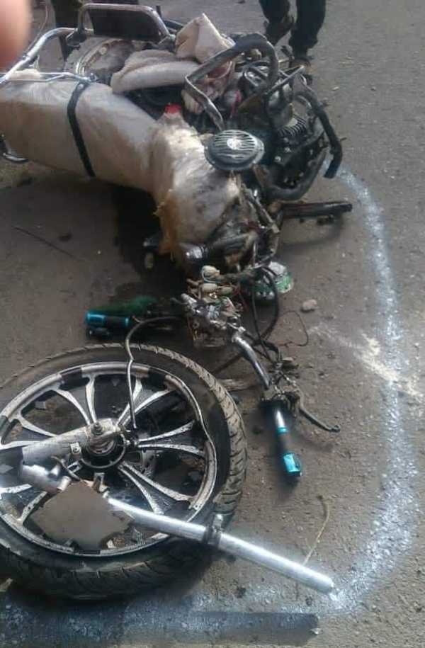 وفاة ثلاثة أشخاص بحادث مروري بين دراجة نارية وطقم أسعف مصاب باطلاق نار في إب “صور”