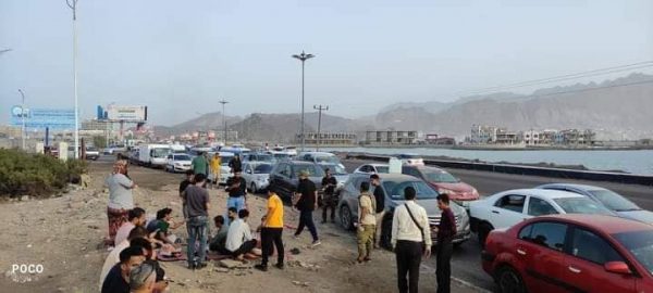 مواطنون ينفذون وقفة احتجاجية بمركباتهم تنديدا بارتفاع أسعار الوقود في عدن