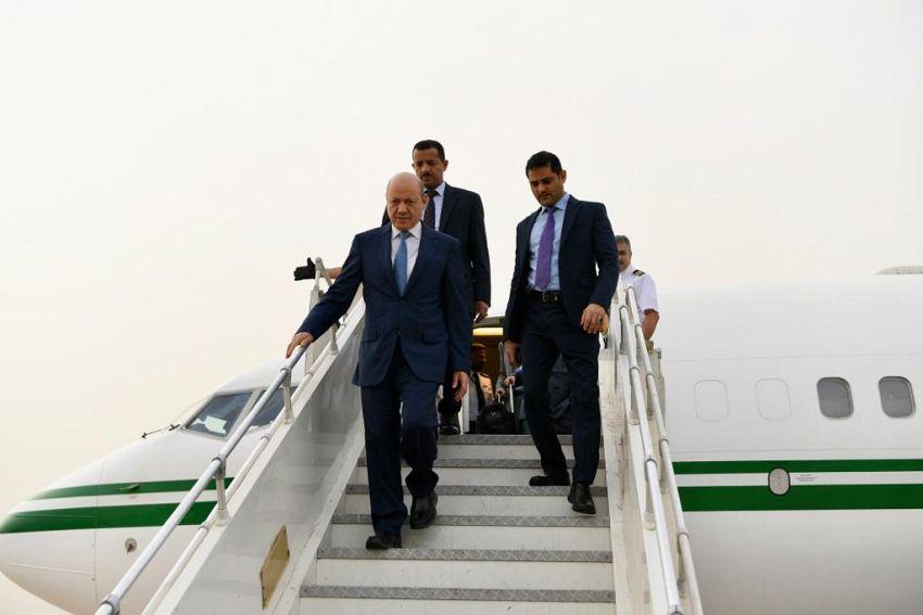 رئيس المجلس الرئاسي يعود الى عدن بعد زيارة شملت اربع دول