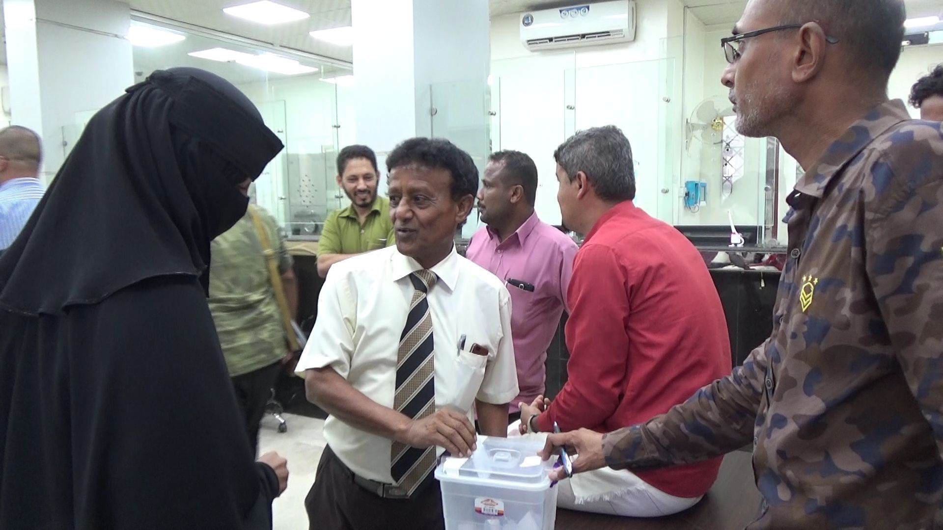 البنك الأهلي يختتم الانتخابات النقابية في فرعه الأخير بمديرية البريقة غرب العاصمة عدن