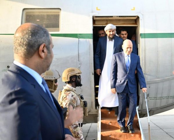 العليمي يعود إلى عدن بعد أشهر من مغادرتها