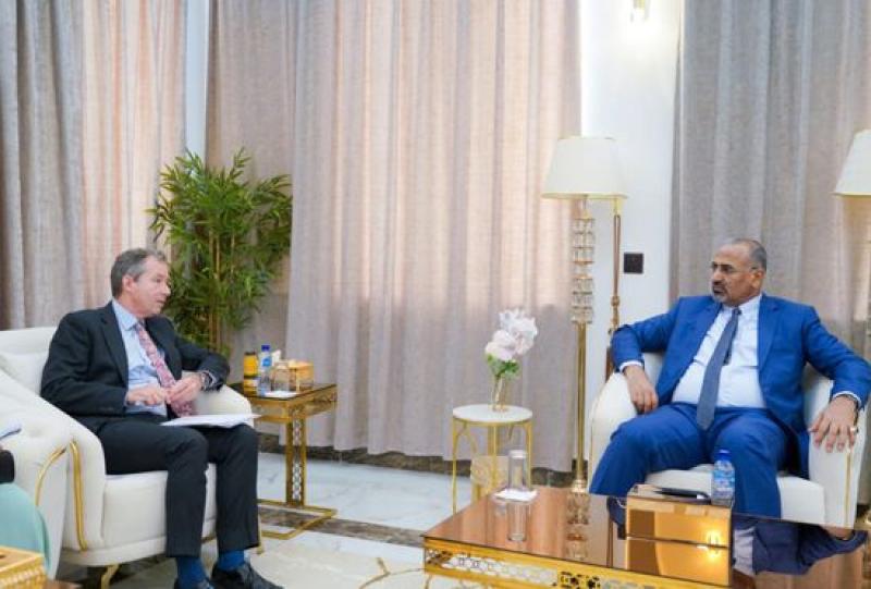 الزبيدي يدعو بريطانيا لممارسة دور أكبر في جهود السلام باليمن 
