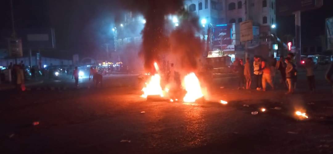 الإنتقالي يفتح النار على حكومة معين غداة تصاعد الإحتجاجات في عدن