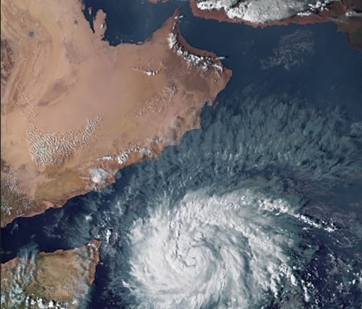 عاجل : تحذيرات شديدة في اليمن وسلطنة عمان .. تأثير إعصار” تيج ” يصل سقطرى “تفاصيل ” 