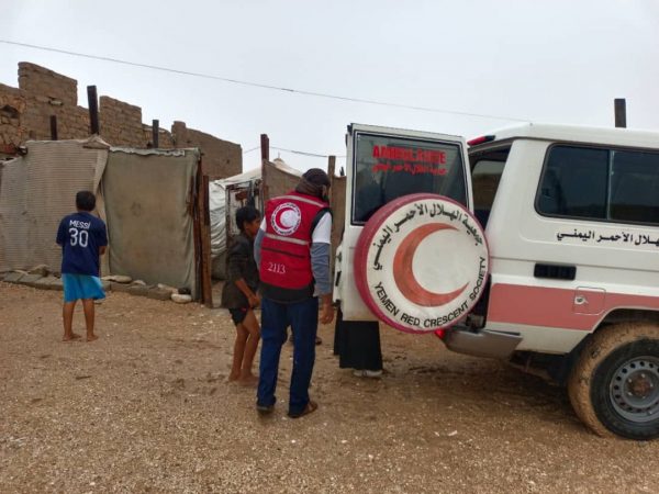 الهلال الأحمر يناشد لإنقاذ العالقين في المهرة بسبب إعصار تيج 