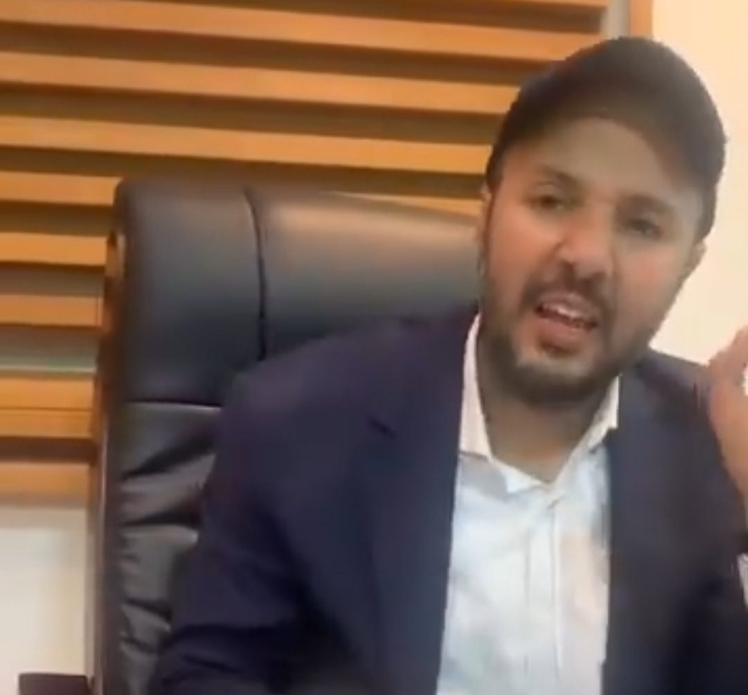في العاصمة صنعاء .. 30 طقما تحاصر منزل رجل أعمال بارز ونجله يطلق مناشدات واسعة ” فيديو ” 