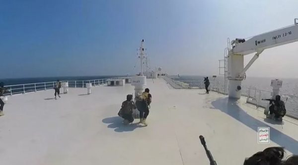 الحوثيون : أجبرنا سفينة كانت متجهة إلى إسرائيل على تغيير مسارها 